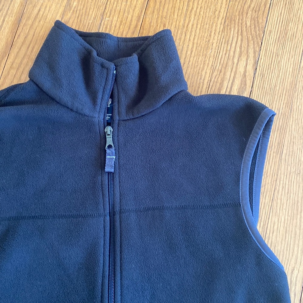 GAP Men’s fleece vest, new.